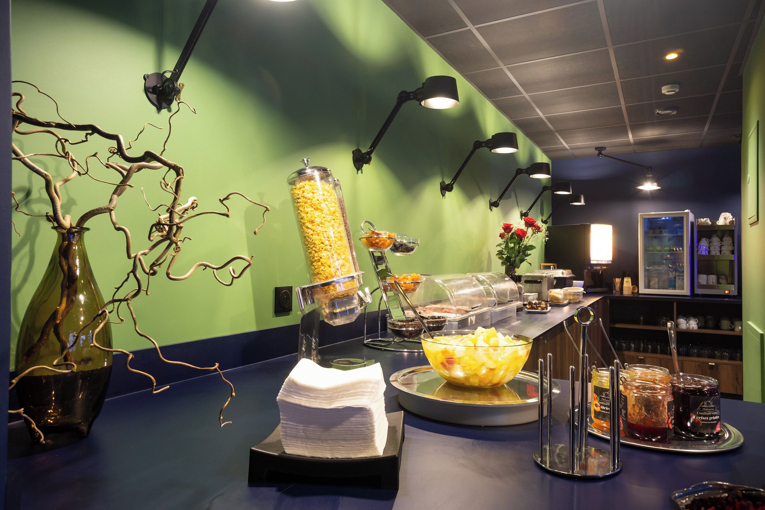 Ein reichhaltiges Buffet mit Speisen und einer dekorativen Vase.