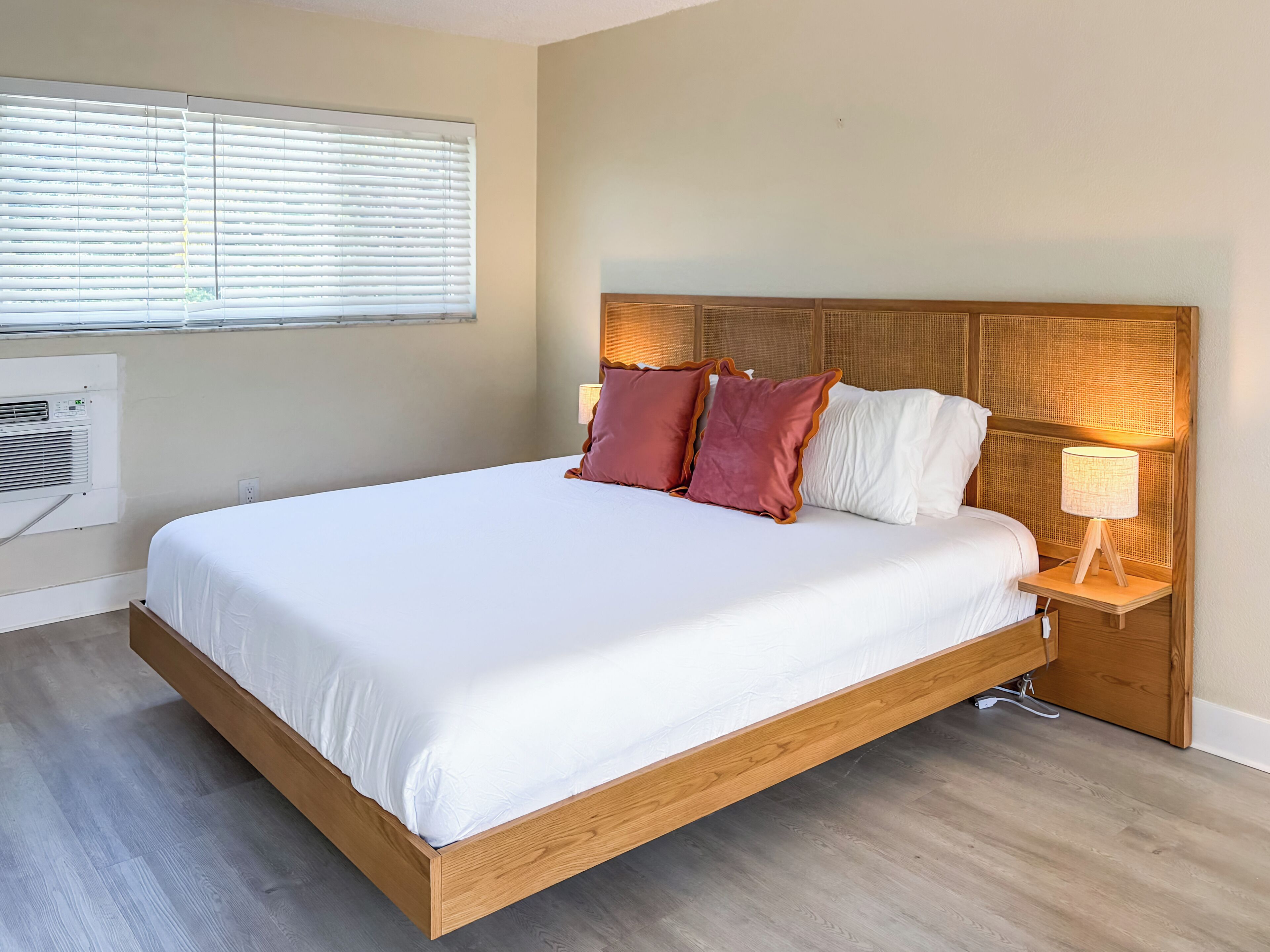 Standard Studio Suite, 1 Queen Bed | Premium bedding, in-room safe, desk, iron/ironing board