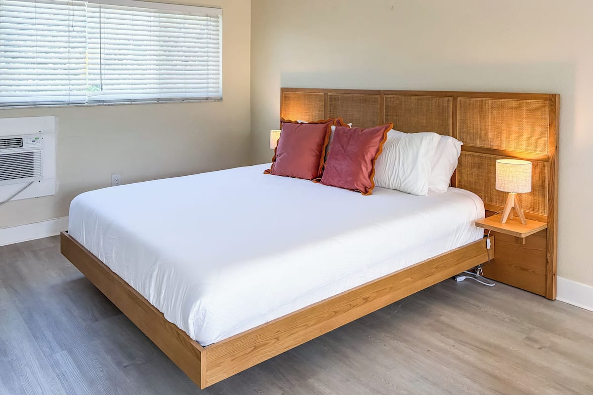 Ropa de cama de alta calidad y caja de seguridad en la habitación