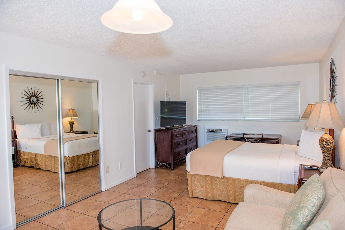 Standard Studio Suite, 1 Queen Bed | Premium bedding, in-room safe, desk, iron/ironing board