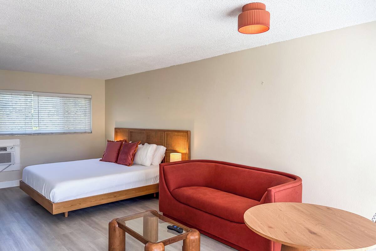 Studio – standard | Sengetøy av topp kvalitet, safe på rommet og strykejern/-brett