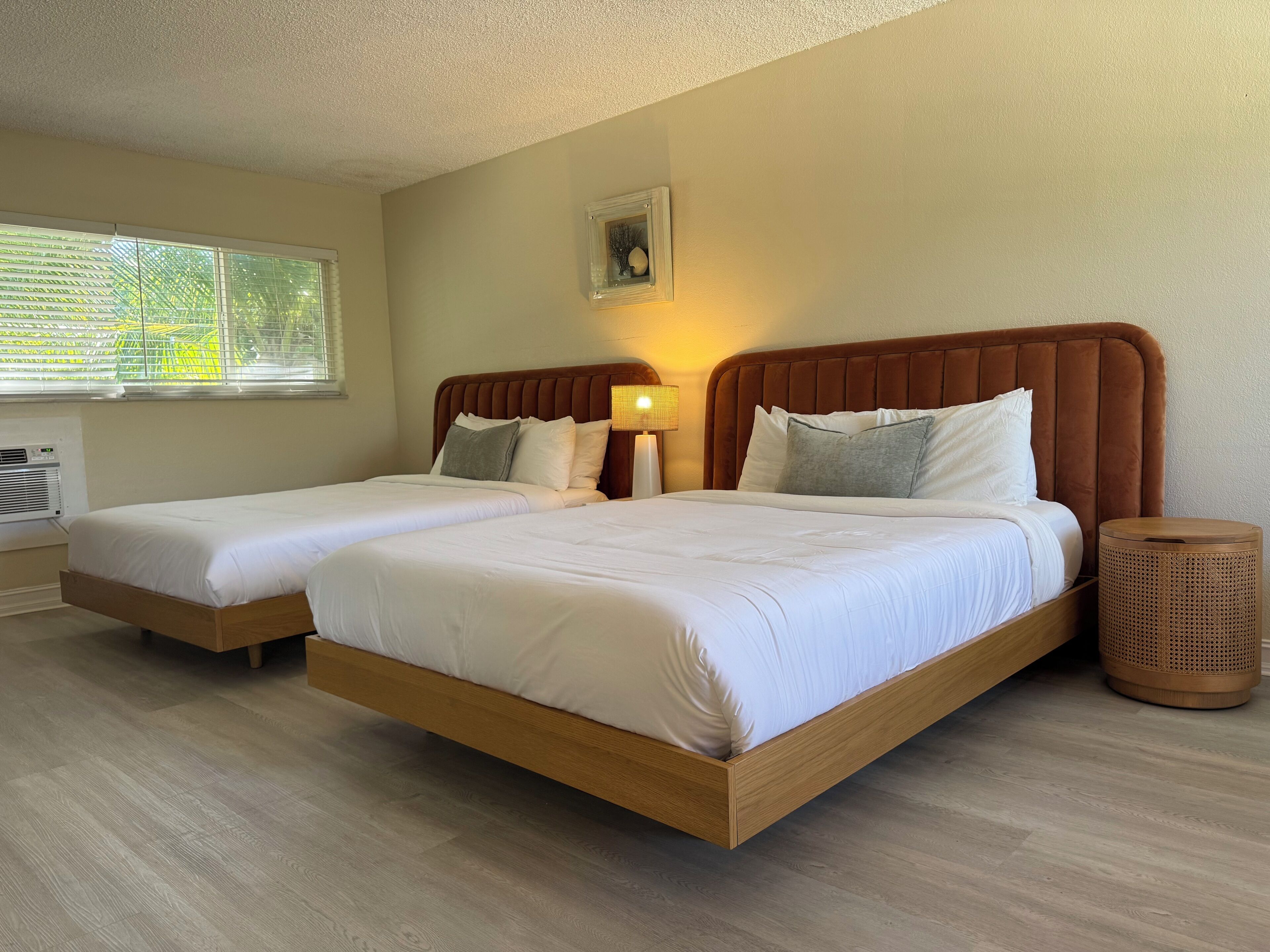 Studiosuite, 2 queensize-senger | Sengetøy av topp kvalitet, safe på rommet og skrivebord