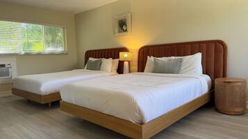 Studiosuite, 2 queensize-senger | Sengetøy av topp kvalitet, safe på rommet og skrivebord