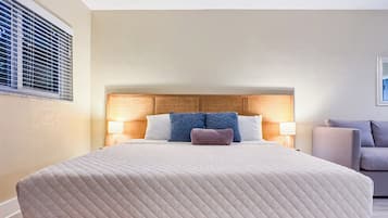 Standard Studio Suite, 1 King Bed | Bathroom | Combined shower/tub, free toiletries, hair dryer, towels