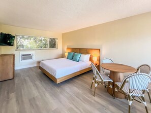 Premium bedding, in-room safe, iron/ironing board, free WiFi