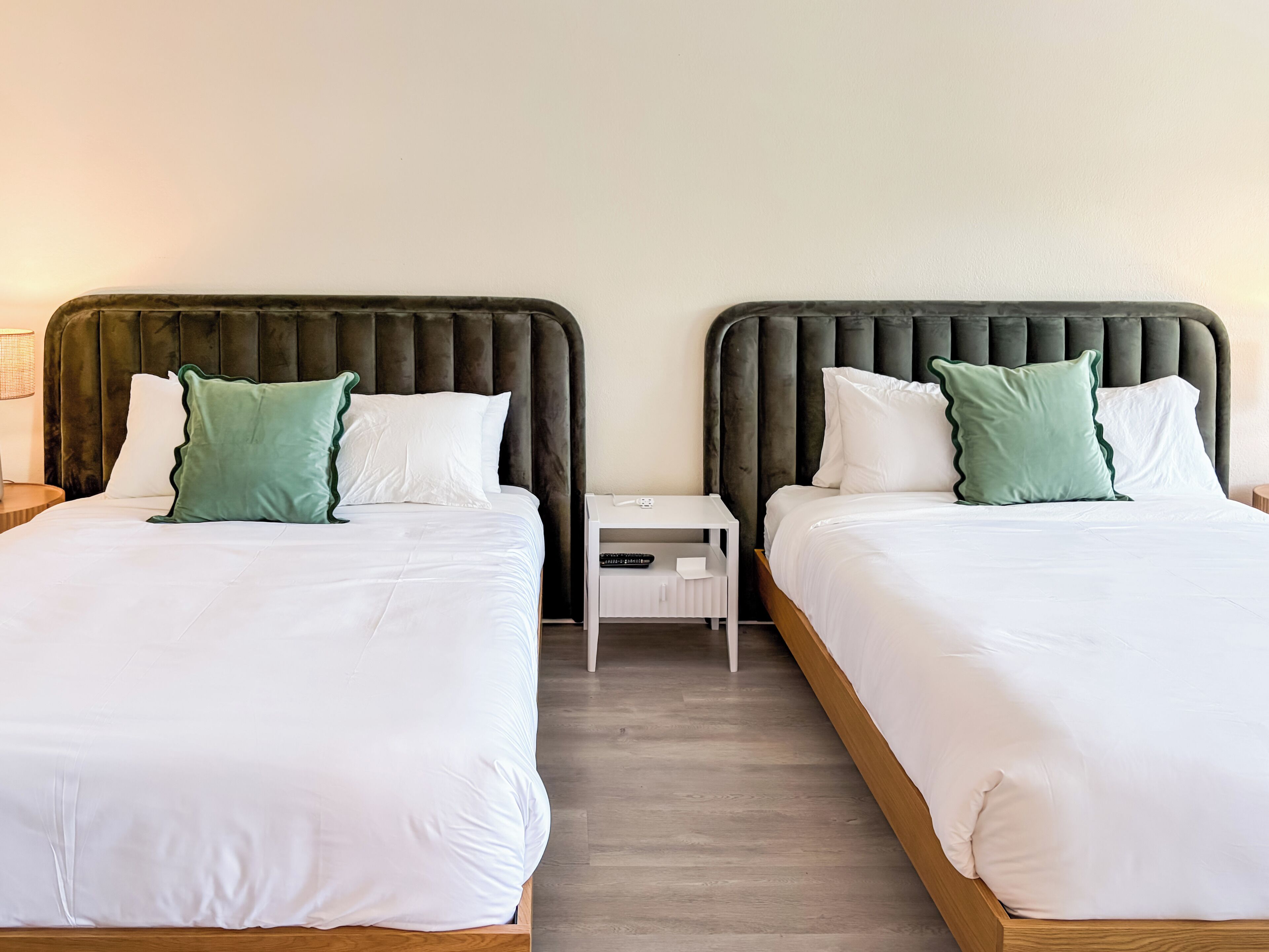 Ropa de cama de alta calidad y caja de seguridad en la habitación 