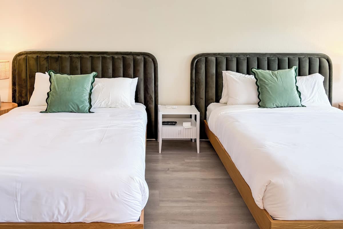 Ropa de cama de alta calidad y caja de seguridad en la habitación