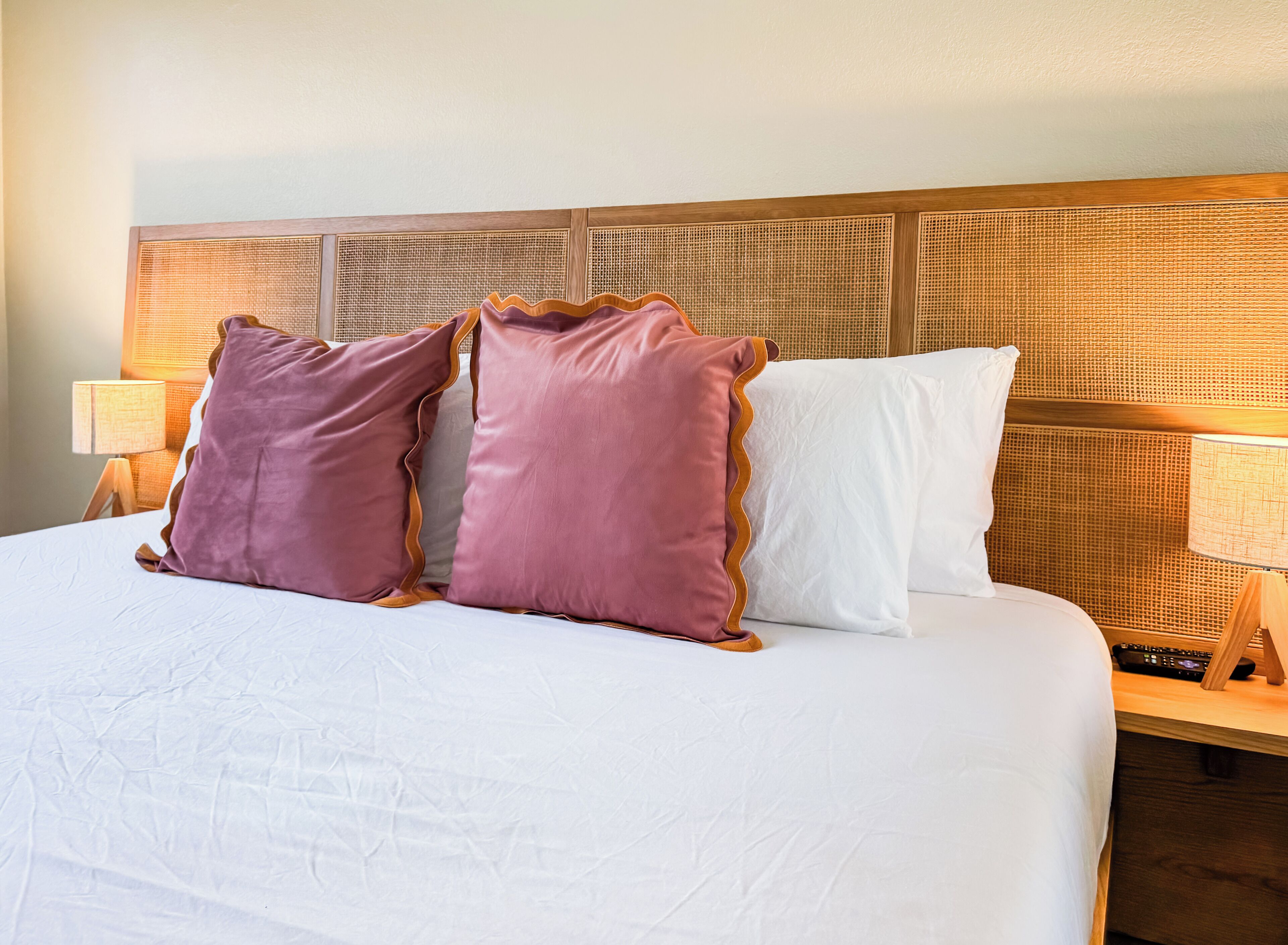 Studiosuite – standard, 1 queensize-seng | Sengetøy av topp kvalitet, safe på rommet og skrivebord