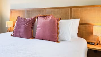 Studiosuite – standard, 1 queensize-seng | Sengetøy av topp kvalitet, safe på rommet og skrivebord