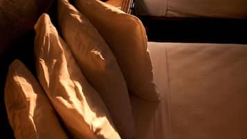 Ropa de cama de alta calidad, caja fuerte, escritorio