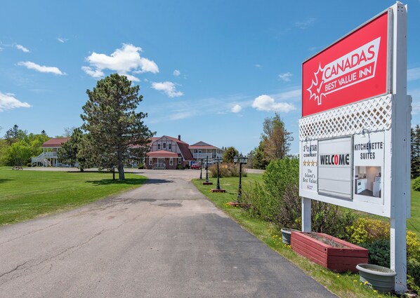 A sign for a Canadian Best Value Inn with a welcoming message and a view of the property. - Canadas Best Value Inn & Suites Summerside (North Bedeque)