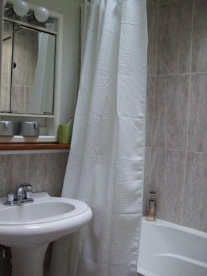 Bathroom - Le Gite (Montreal)