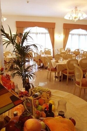 Breakfast served - Hotel Magnolia (Vieste)