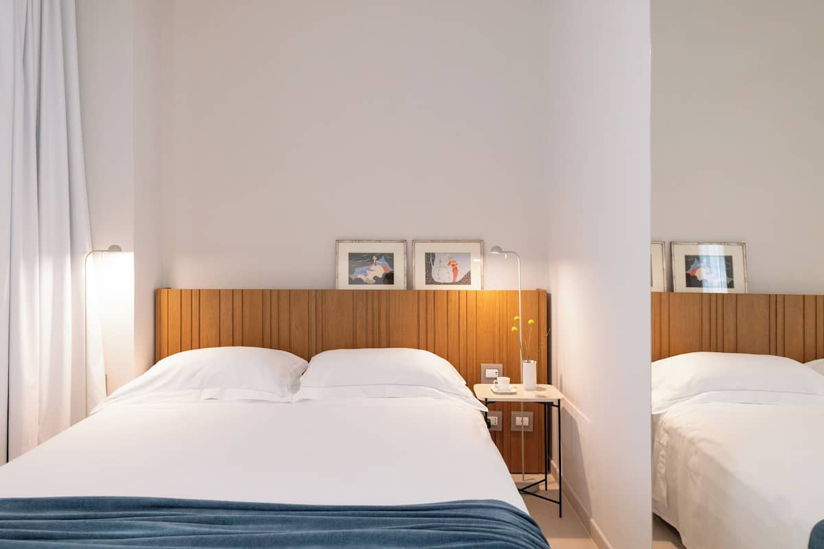 Klassieke tweepersoonskamer, balkon | Luxe beddengoed, een minibar, een kluis op de kamer