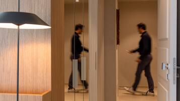 Ropa de cama de alta calidad y minibar