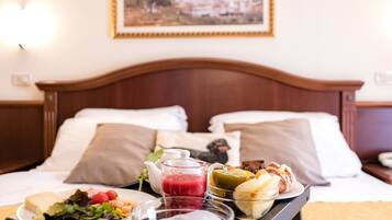 Habitación doble superior | Minibar, caja fuerte, escritorio y tabla de planchar con plancha