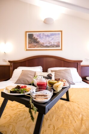 高級雙人房 | 迷你吧、客房內保險箱、書桌、熨斗/熨衣板