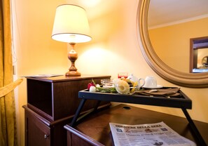 Minibar, caja fuerte, escritorio y tabla de planchar con plancha