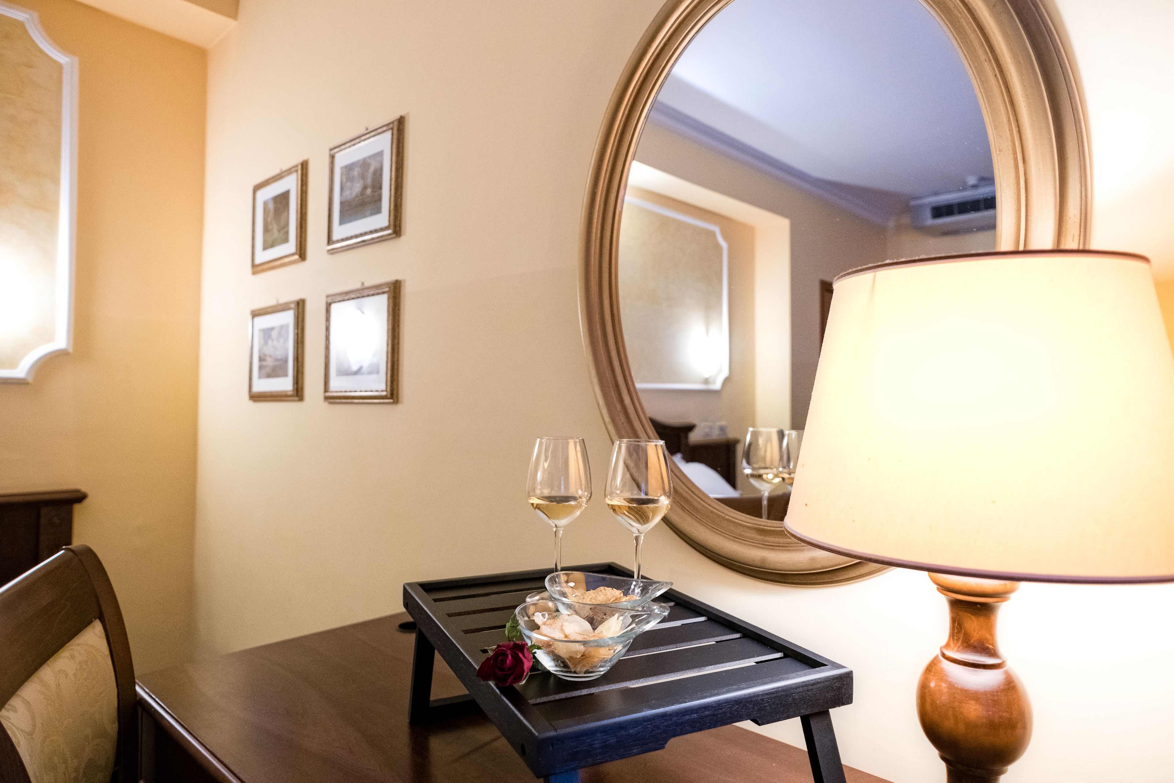 ミニバー、セーフティボックス (室内)、デスク、アイロン / アイロン台