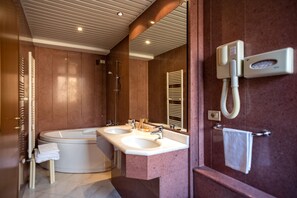 Gratis toiletartikler, hårtørrer, bidet, håndklæder