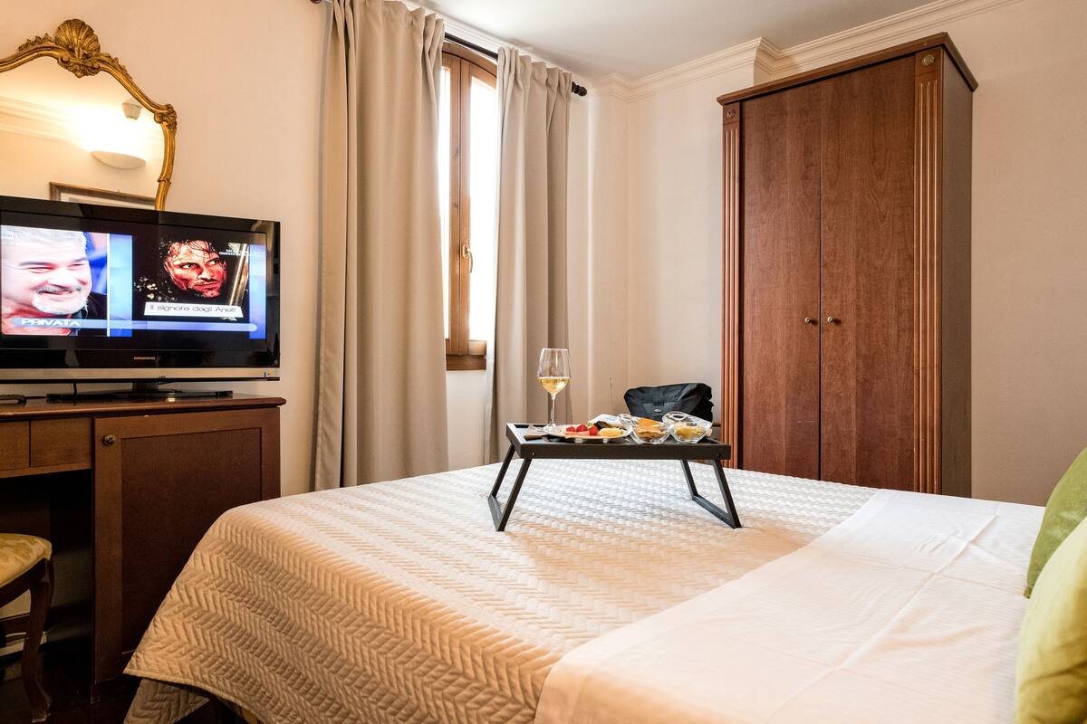 Minibar, coffres-forts dans les chambres, bureau
