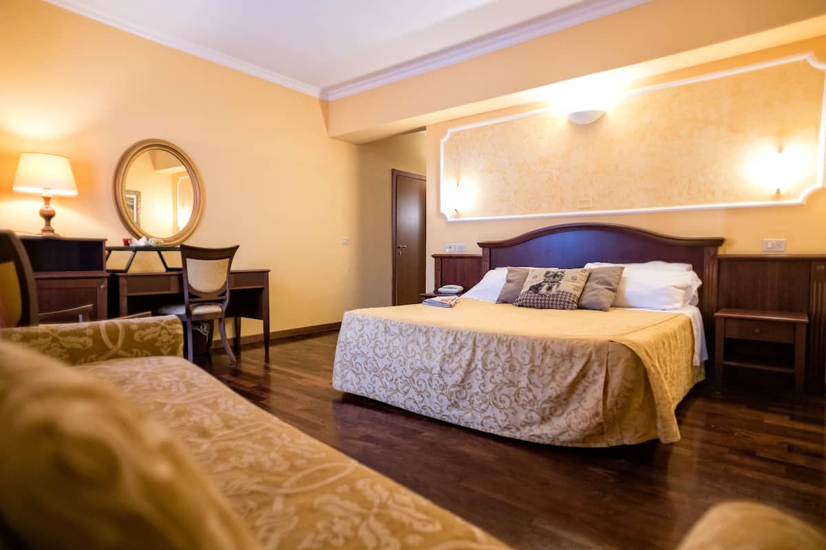Minibar, in-room safe, desk, iron/ironing board