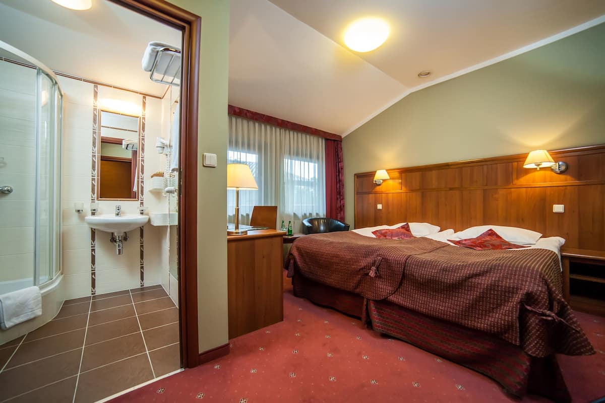 Kahden hengen huone (yksi tai kaksi sänkyä) | Ylelliset vuodevaatteet, minibaari, tallelokero huoneessa