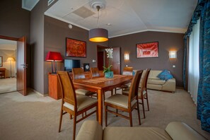 Family Room | Living area | 28-inch LED TV with satellite channels, TV, DVD player - Farmona Hotel Business & Spa (Kraków)