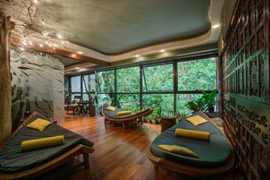 Couples treatment rooms, body treatments, mud baths, aromatherapy