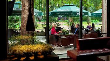 Serviço de café da manhã, culinária internacional, vistas para o jardim