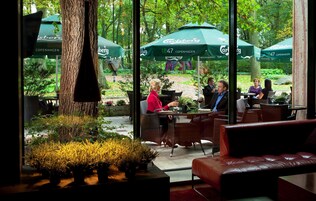 Aperto a colazione, cucina internazionale, con vista sul giardino 