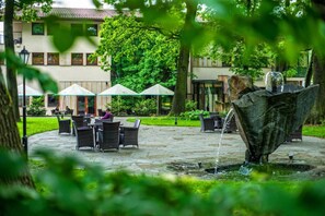 Breakfast, lunch, dinner served; international cuisine, garden views  - Farmona Hotel Business & Spa (Kraków)