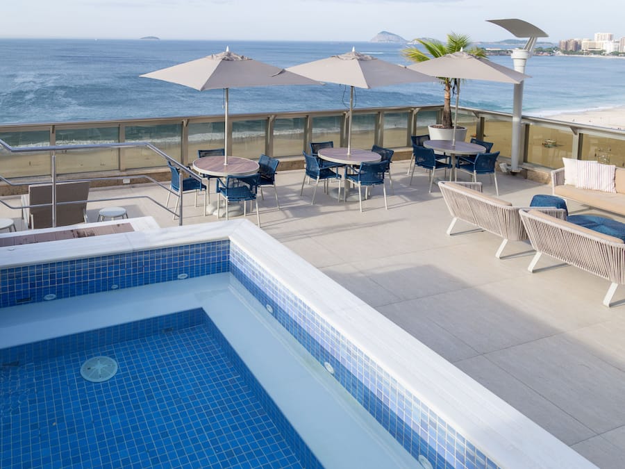 Piscine extérieure, parasols de plage