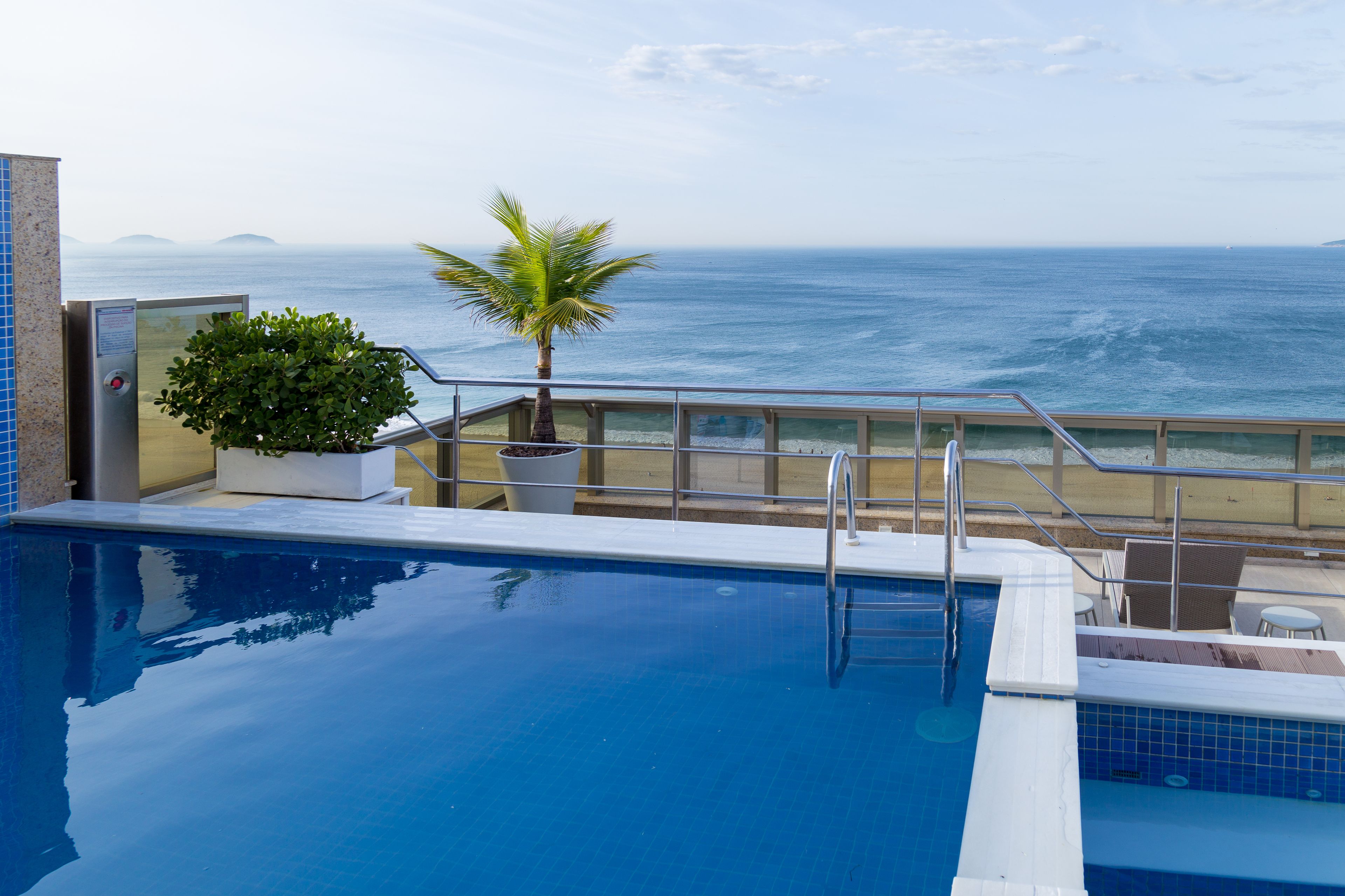 Een buitenzwembad, parasols voor strand/zwembad