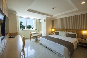 Minibar, caja de seguridad en la habitación y escritorio 