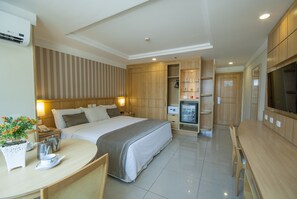 Frigobar, cofres nos quartos, escrivaninha, cortinas blackout