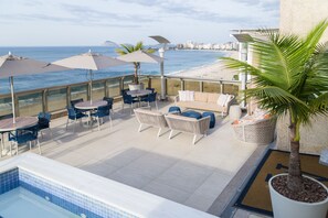 Una piscina al aire libre, sombrillas