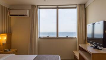 Frigobar, cofres nos quartos, escrivaninha, cortinas blackout