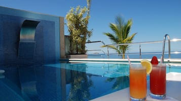 Piscina externa, guarda-sóis