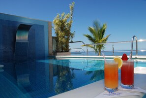 Piscine extérieure, parasols de plage