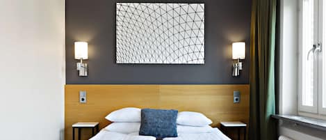 Habitación estándar, 1 cama matrimonial, para no fumadores | Ropa de cama hipoalergénica, camas con pillow-top y escritorio