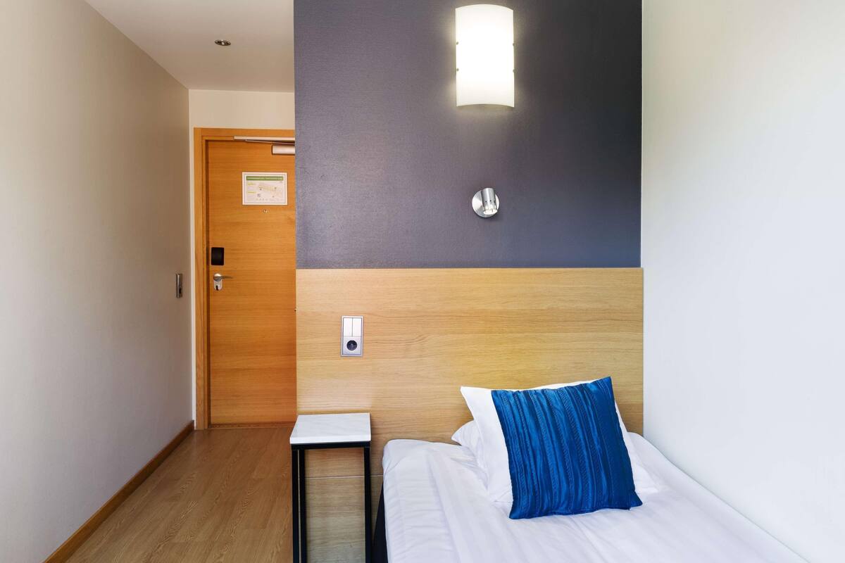 Literie hypoallergénique, surmatelas, bureau, rideaux occultants