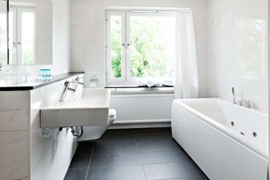 Ducha, secador de pelo, toallas