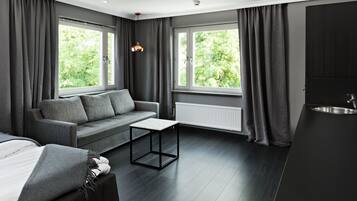 Ropa de cama hipoalergénica, camas con pillow-top y escritorio