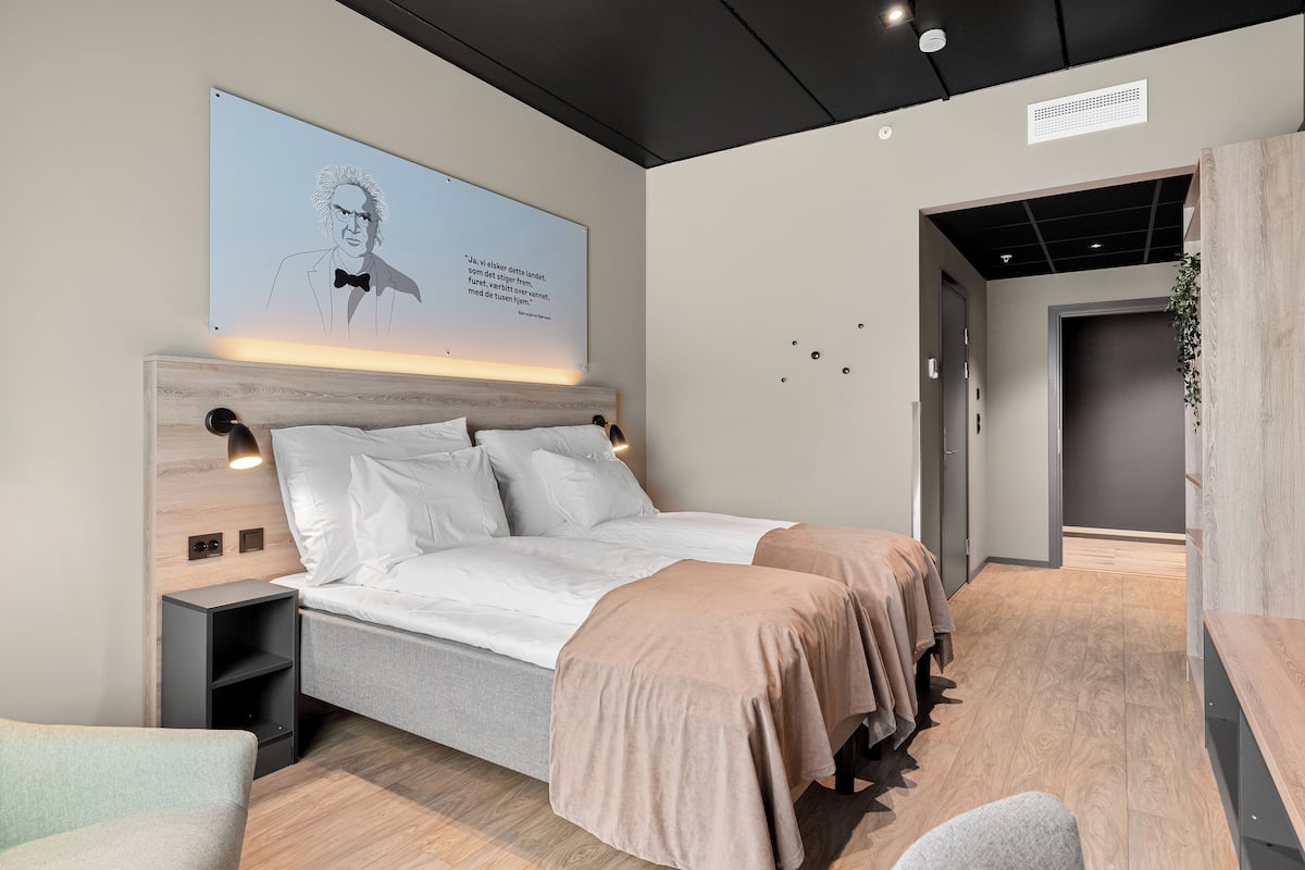 1 bedroom, premium bedding, pillowtop beds, desk