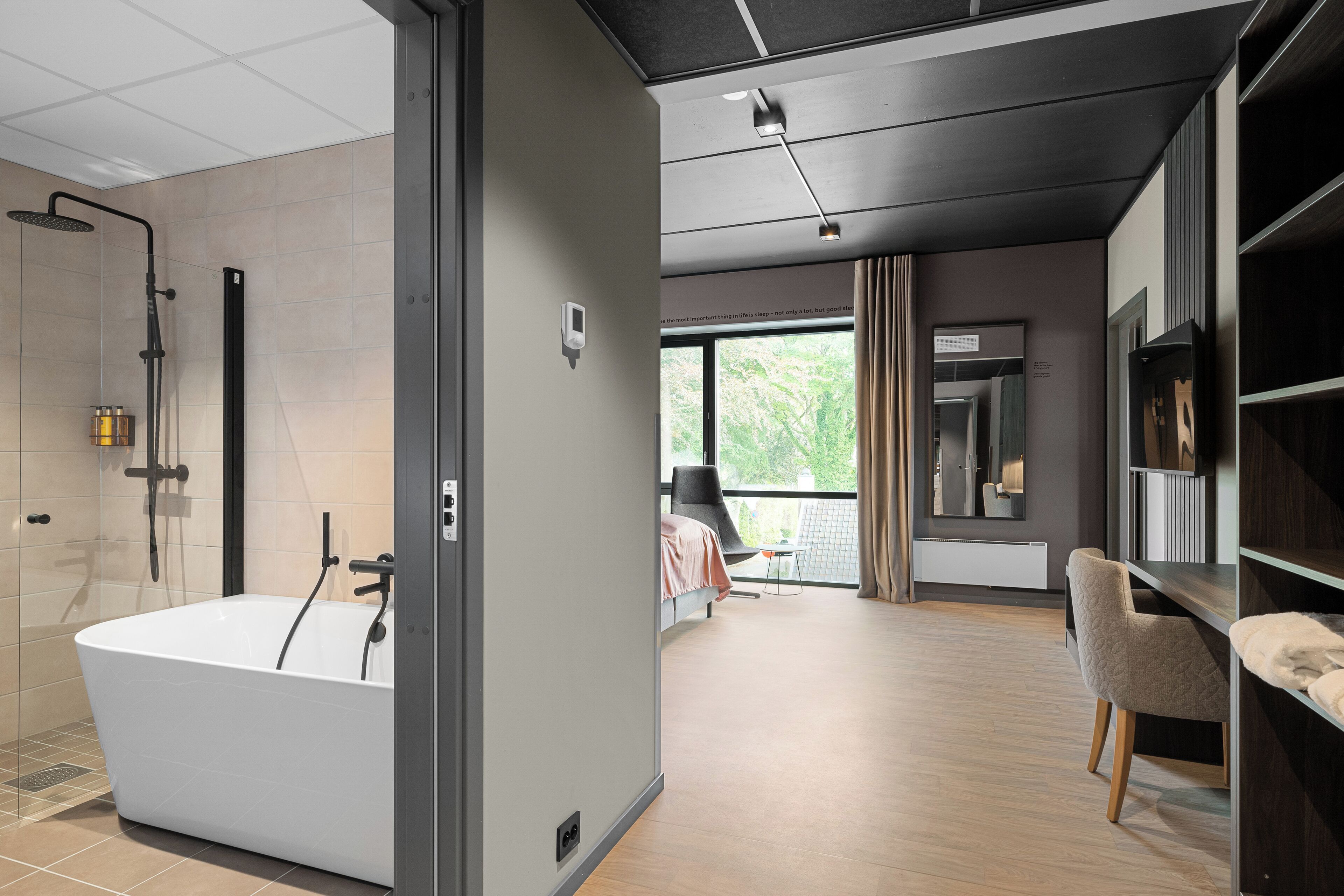 ห้องซิกเนเจอร์สวีท (Haalandsuiten) | เครื่องนอนระดับพรีเมียม, เตียงพร้อมฟูกเสริมที่ นอน, โต๊ะทำงาน