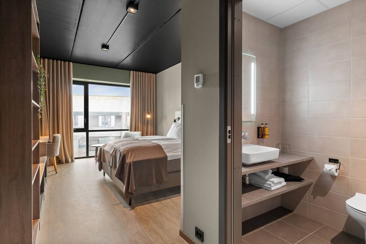 1 bedroom, premium bedding, pillow-top beds, desk