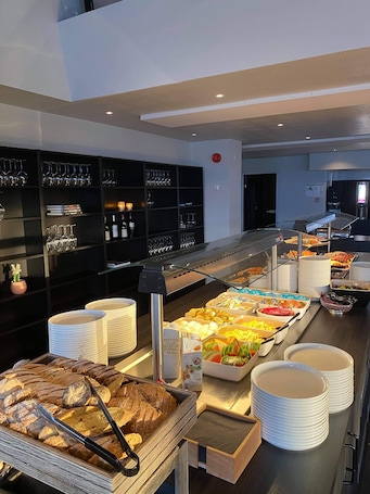 Termasuk sarapan bufet setiap hari