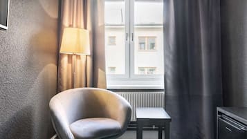 Zimmer, 1 Einzelbett | Hochwertige Bettwaren, individuell dekoriert, Schreibtisch