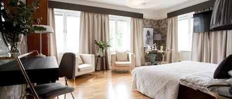 Rom, 1 kingsize-seng | Sengetøy av topp kvalitet, individuelt dekorert og skrivebord